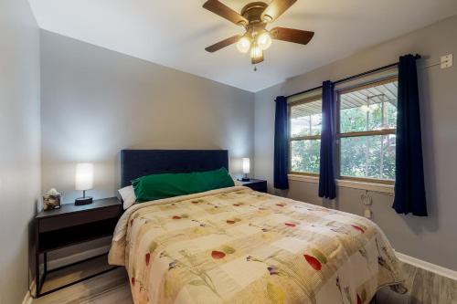 1 dormitorio con 1 cama y ventilador de techo en Triway Treat, en Houston