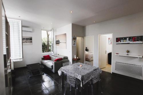 2 bedroom apartment with 75m terrace 5 min from the beach on foot