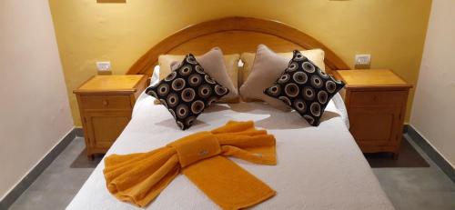 un letto con un papillon giallo sopra di La casa del Norte a Humahuaca