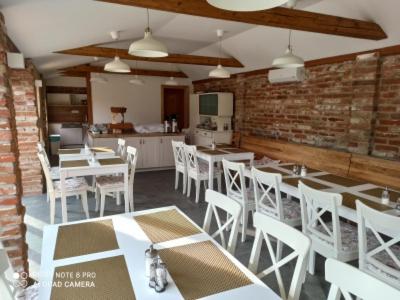 Reštaurácia alebo iné gastronomické zariadenie v ubytovaní Penzion Venkovský Dvůr