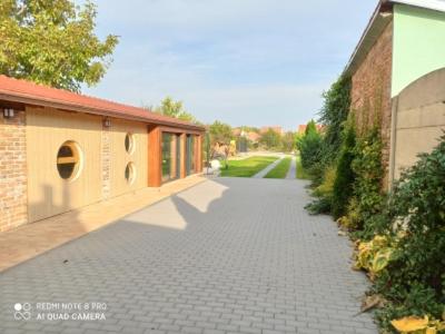 une passerelle à côté d'un bâtiment dans l'établissement Penzion Venkovský Dvůr, à Hlohovec