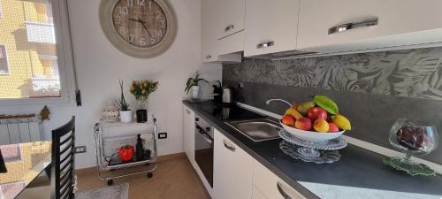 una cocina con un bol de fruta en una barra en Lovely Apartment Bergamo en Bergamo