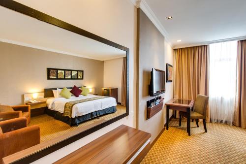 Un pat sau paturi într-o cameră la RHR Hotel Kajang