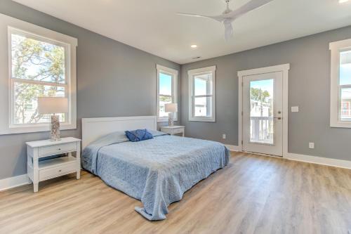 een slaapkamer met een bed en 2 ramen bij #1 Mack in Carolina Beach