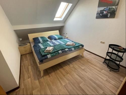 1 dormitorio con cama con sábanas azules y ventana en Relaxen am Ring Fewo 2, en Wimbach