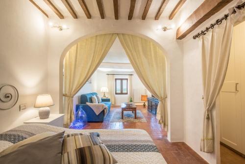 Appartamento Panoramico في Radicondoli: غرفة نوم مع سرير وغرفة معيشة