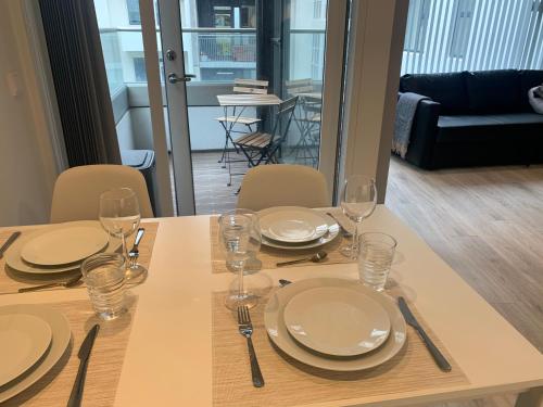 un tavolo con piatti e bicchieri sopra di Laugavegur Apartment a Reykjavik