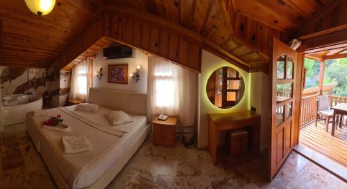 een slaapkamer met een groot bed en een bad bij Bc Spa Hotel in Dalyan