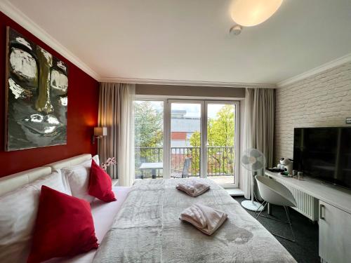 Schlafzimmer mit einem großen Bett mit roten Wänden in der Unterkunft Hotel Shato Gesson in Prag