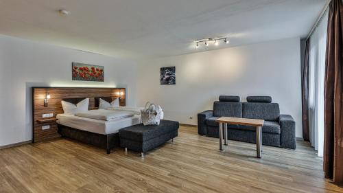 Ein Bett oder Betten in einem Zimmer der Unterkunft Alpenhotel Fischer 4 Sterne - Adults Only