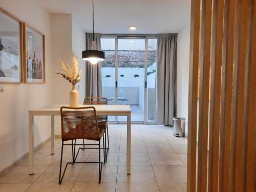 a dining room with a table and some chairs at Departamentos Lugar in Cordoba