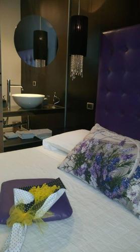 a bedroom with a bed with a mirror and a sink at Hotel In - Lounge Room in Cazzago di Pianiga