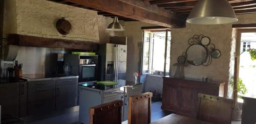 Il comprend une grande cuisine équipée d'une cuisinière et d'un évier. dans l'établissement Moulin du 18ème siècle entièrement rénové, à Montapas