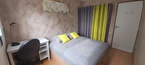 a bedroom with a bed with a desk and a chair at :) Spacieux T4 AÉROPORT, ensoleillé, déco soignée in Blagnac