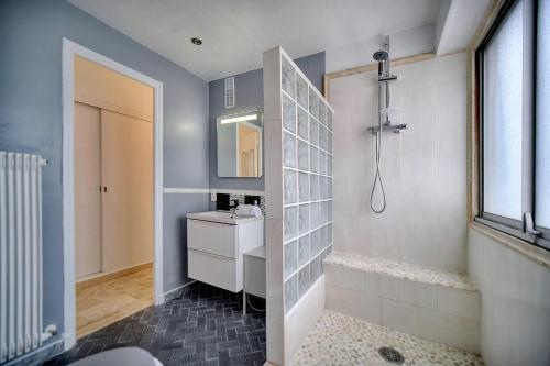 une salle de bain avec une douche, un lavabo et une baignoire dans l'établissement IMMOGROOM - Cosy - Californie - Proximité de tout, à Cannes