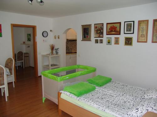 Un dormitorio con una cama con almohadas verdes. en Apartments Lana, en Bled