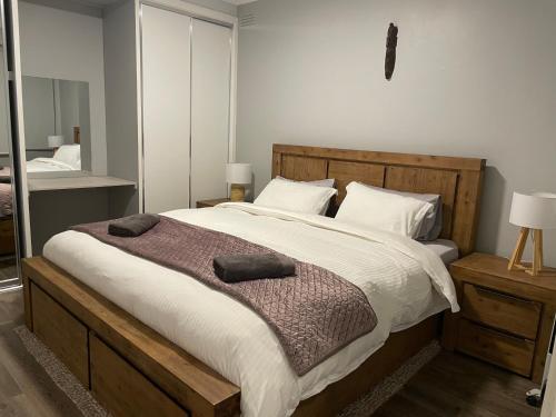 A bed or beds in a room at Kings Inn - Mount Waverley