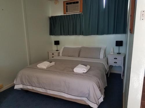 NhillWimmera Motel的一间卧室，床上有两条毛巾