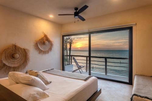 um quarto com uma cama e vista para o oceano em Hotel Boutique Casa Muuch Holbox - Solo Adultos em Holbox