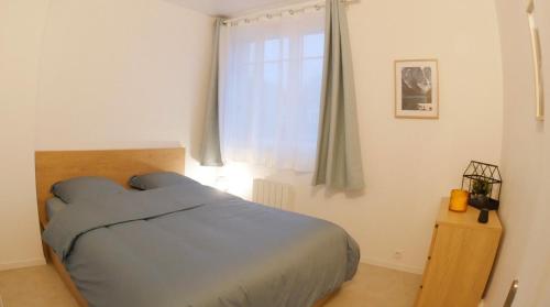 Ozoir-la-FerrièreにあるLe RepOzoir, une halte entre Paris et Disneylandの窓の前にベッドがある寝室