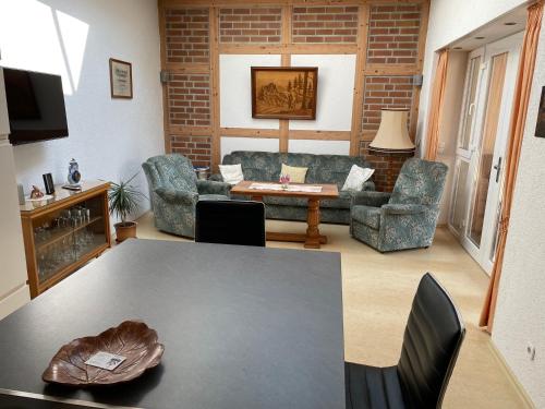 een woonkamer met een bank en een tafel bij Zur alten Tischlerei in Wurzen