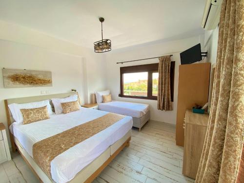 Ein Bett oder Betten in einem Zimmer der Unterkunft Marianna Sea View Afitos