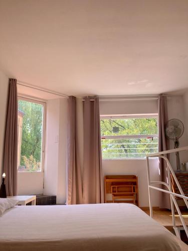 ein Schlafzimmer mit einem Bett und einem Fenster in der Unterkunft La Villa Victoria -Malzéville Village -120m2 in Nancy