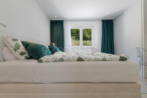 Posteľ alebo postele v izbe v ubytovaní Villa Smaragd - Saphir - Luxury Apartment With Shared Pool
