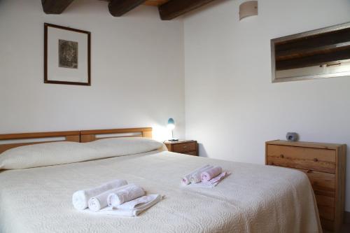 um quarto com uma cama com duas toalhas em Terrazza su Scicli em Scicli