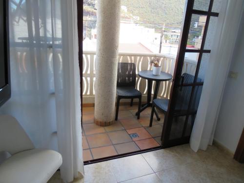 a view of a balcony with a table and chairs at Mi Paraiso Vacacional, Isla del Hierro. in Tamaduste