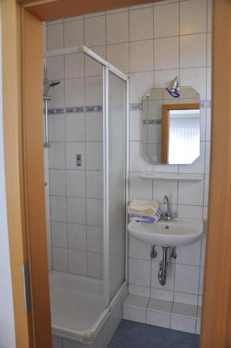 a bathroom with a shower and a sink at Ferienhaus Nordstrand Whg 3 in Baltrum