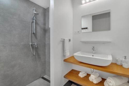 Kylpyhuone majoituspaikassa Blue Breeze Apartment in Water Villas