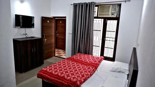 Ένα ή περισσότερα κρεβάτια σε δωμάτιο στο Saatvik Homestay