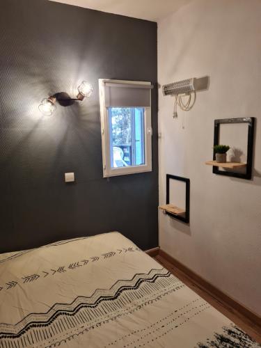 une chambre avec un lit et une fenêtre dans l'établissement Appartement cosy 1 chambre, rénové avec terrasse exposée Sud, à Font-Romeu-Odeillo-Via