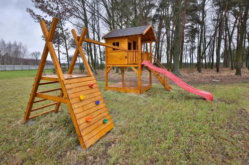 plac zabaw ze zjeżdżalnią i konstrukcją zabawową w obiekcie Siedlisko Czekaj 15 w Uniejowie