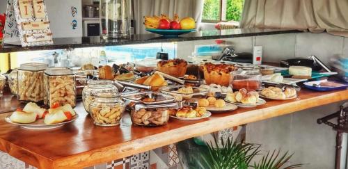 un buffet con muchos tipos diferentes de comida en una mesa en TuTu TonTo Acomodações e Lazer, en Capitólio