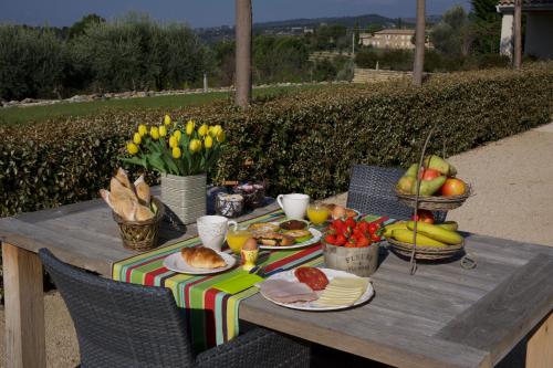 a picnic table with food and fruit on it at La Bastide au Ventoux in Bédoin