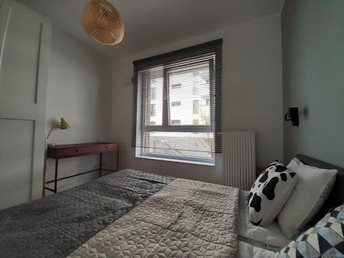 Cama ou camas em um quarto em Bohema Praga Apartments, Metro Szwedzka, near Old Town