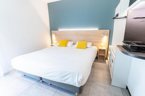 a small bedroom with a bed and a television at Kyriad Résidence Cabriès - Plan de Campagne in Cabriès