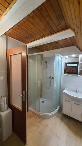 Koupelna v ubytování Krpáčovo, Nízke Tatry - chata na kraji lesa