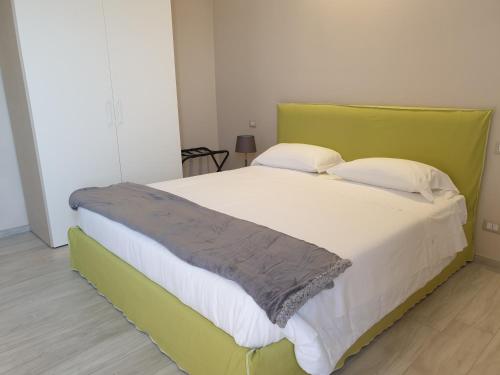 Ένα ή περισσότερα κρεβάτια σε δωμάτιο στο OLIVOLA APARTMENTS