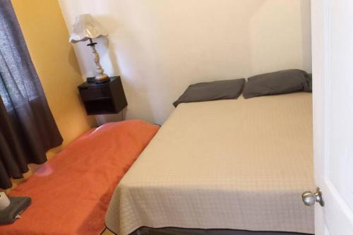 Una cama o camas en una habitación de Casa completa en privada y con cochera