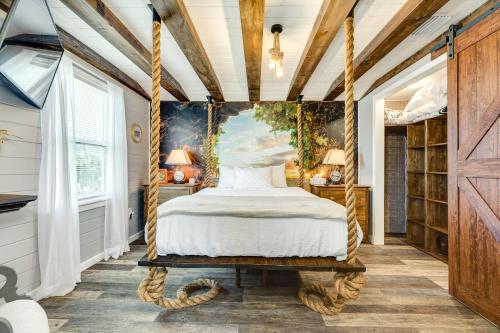 un lit dans une chambre avec un tableau sur le mur dans l'établissement Texas Treehouse, à Galveston