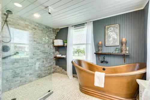 une salle de bain avec baignoire et douche en verre dans l'établissement Texas Treehouse, à Galveston