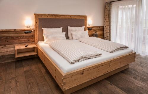 Letto o letti in una camera di Alpin Lodges - Moderne Appartements mit Zugang zu 3000 qm SPA Panoramahotel Oberjoch