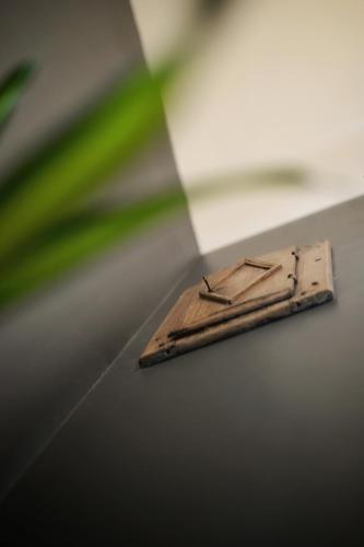 a small wooden object sitting on a table at Maison 1686 in Niedernai