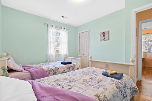 Katil atau katil-katil dalam bilik di Turtle Shack - Ocean Isle Beach -Whole Beach House