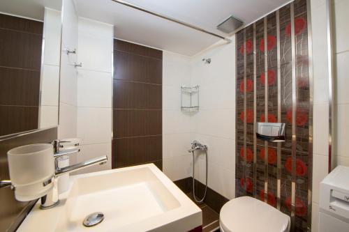 Kylpyhuone majoituspaikassa Erontas Apartment