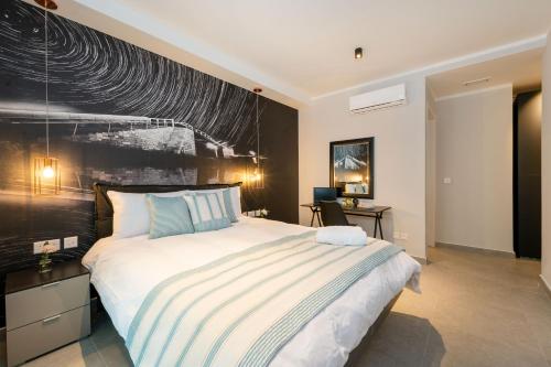 Un pat sau paturi într-o cameră la Doris Suites Sliema
