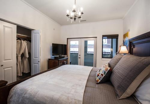 um quarto com uma cama grande e uma televisão em Alpenglow Penthouse by Revelstoke Vacations em Revelstoke